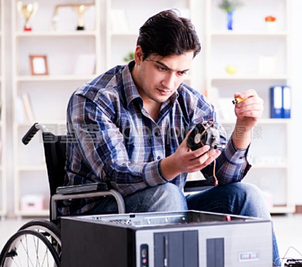 輪椅上的技術修復師 一位殘疾人的計算機與輔助設備修理之路